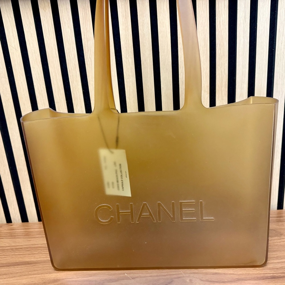 1/59 wins the Burberry! $25 Off $75! Must be used in that show! READ RULES! - Picture 4 of 16